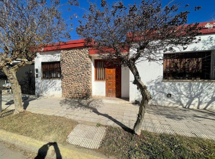 VENTA DE CASA 2 DORMI + DPTO 3 DORMI RIO PRIMERO 4