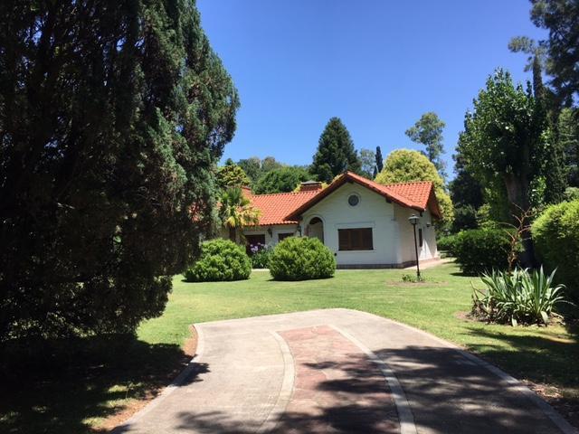 CASA EN VENTA CON GRAN PARQUE, CLUB DE CAMPO EL MORO, MARCOS PAZ