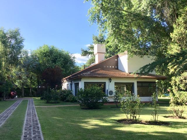 Foto de CASA EN VENTA CON PARQUE DE 4600M2, EN ZONA CENTRAL DEL CLUB DE CAMPO, imagen 3