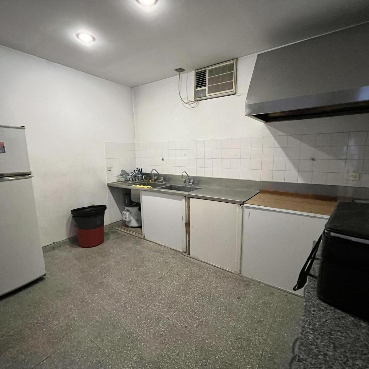 Foto de Depósito y Oficinas en VENTA en la mejor zona de Carapachay, Vicente, imagen 2