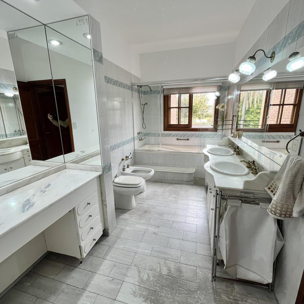 Casa en Venta en Lomas de San Isidro, Ideal Para Amante de Los Autos, con El Mejor Acceso! 4