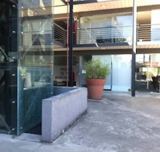 EXCELENTE EDIFICIO DE OFICINAS ./LOCALES .Venta con renta 4