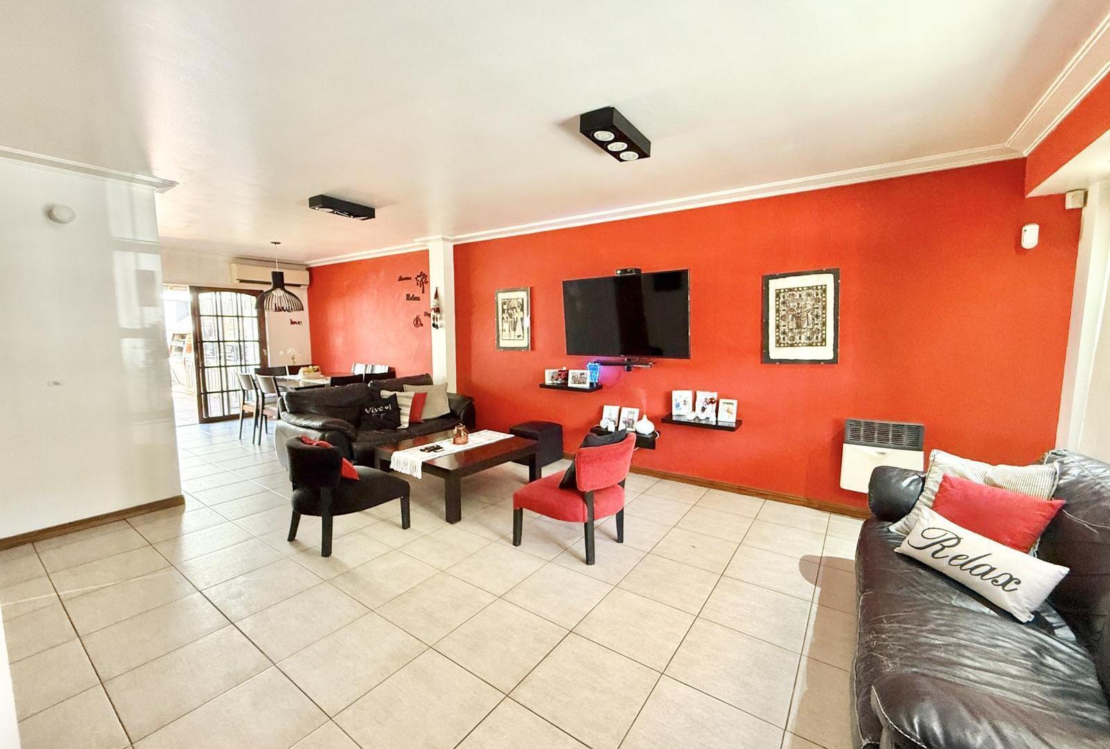 Apto crédito! Duplex 4 ambientes con jardin, parrilla y doble cochera!!