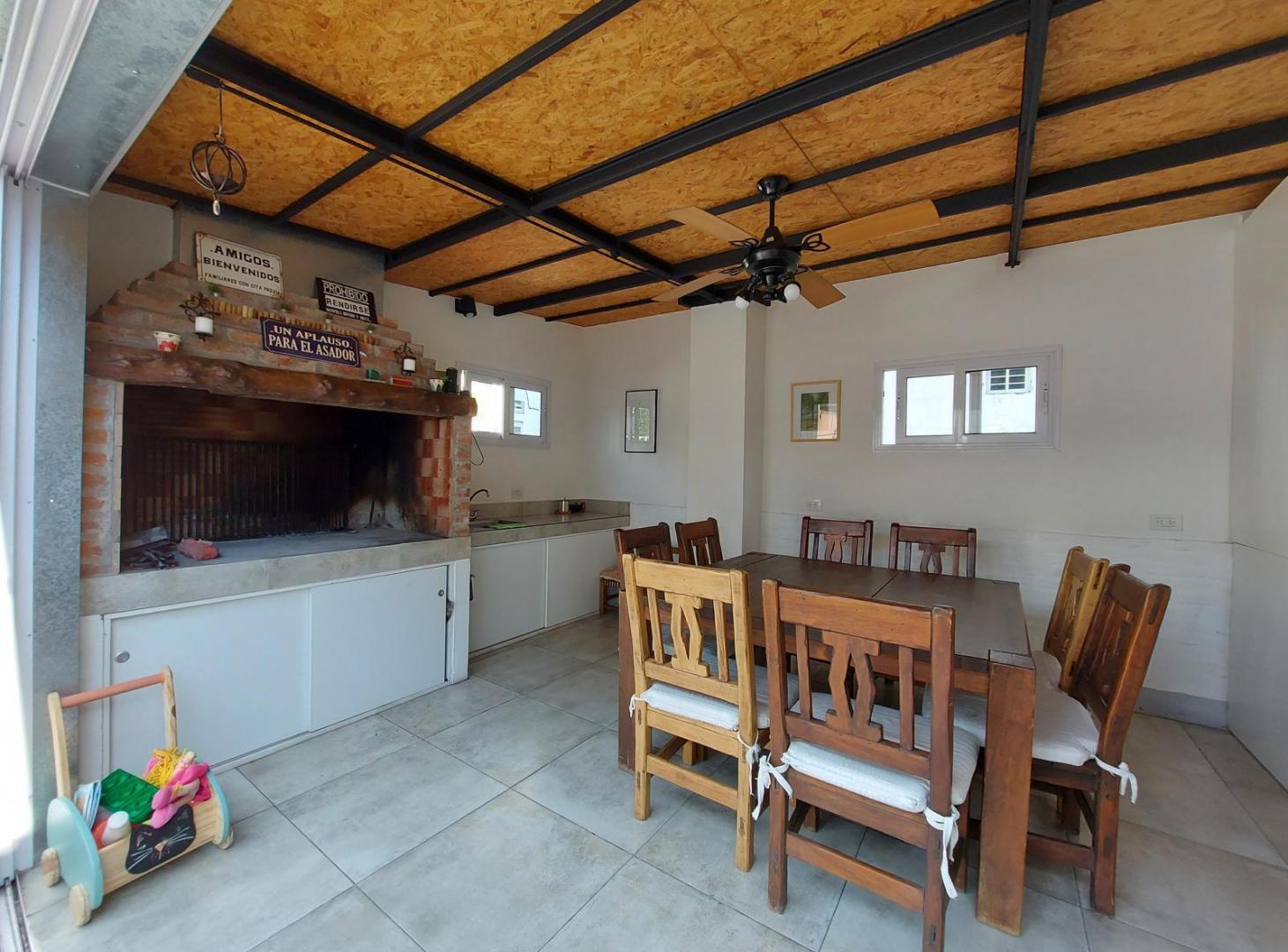 Foto de Departamento de 3 amb con terraza, quincho y parrilla, de 3 plantas en, imagen 4