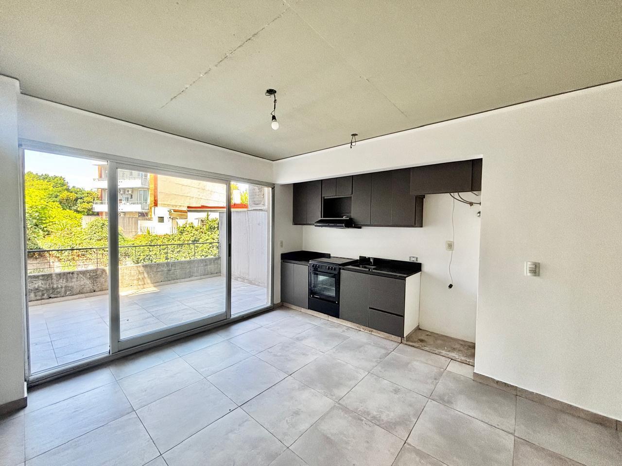 Apto credito! Amplio Monoambiente en VENTA con balcon aterrazado en Saavedra