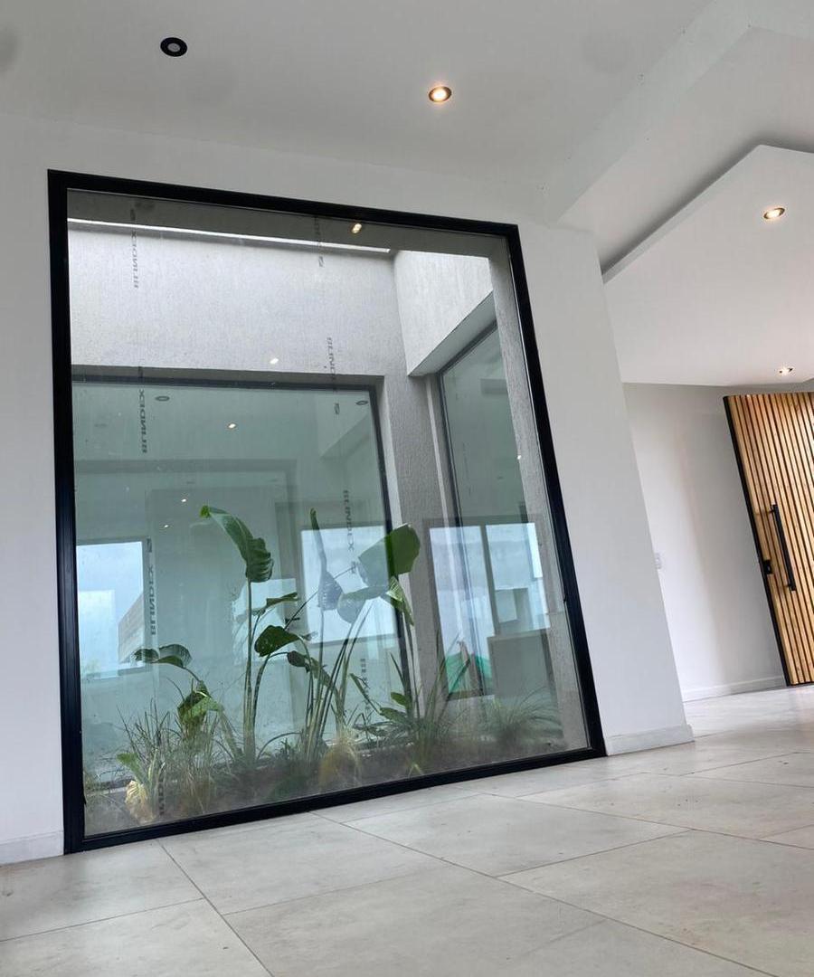 Foto de Moderna casa de diseño en Los Cardales. Barrio Las Calandrias., imagen 3