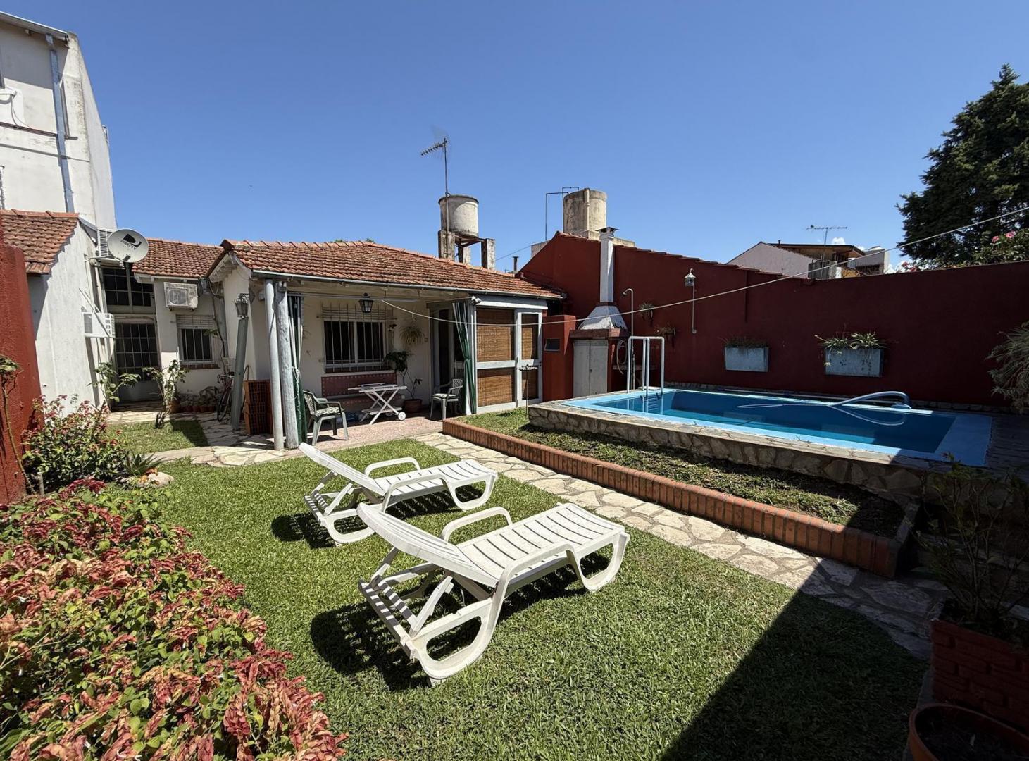 Foto de VENTA CASA 4 AMBIENTES EN UNA SOLA PLANTA CON PILETA Y JARDIN EN, imagen 1