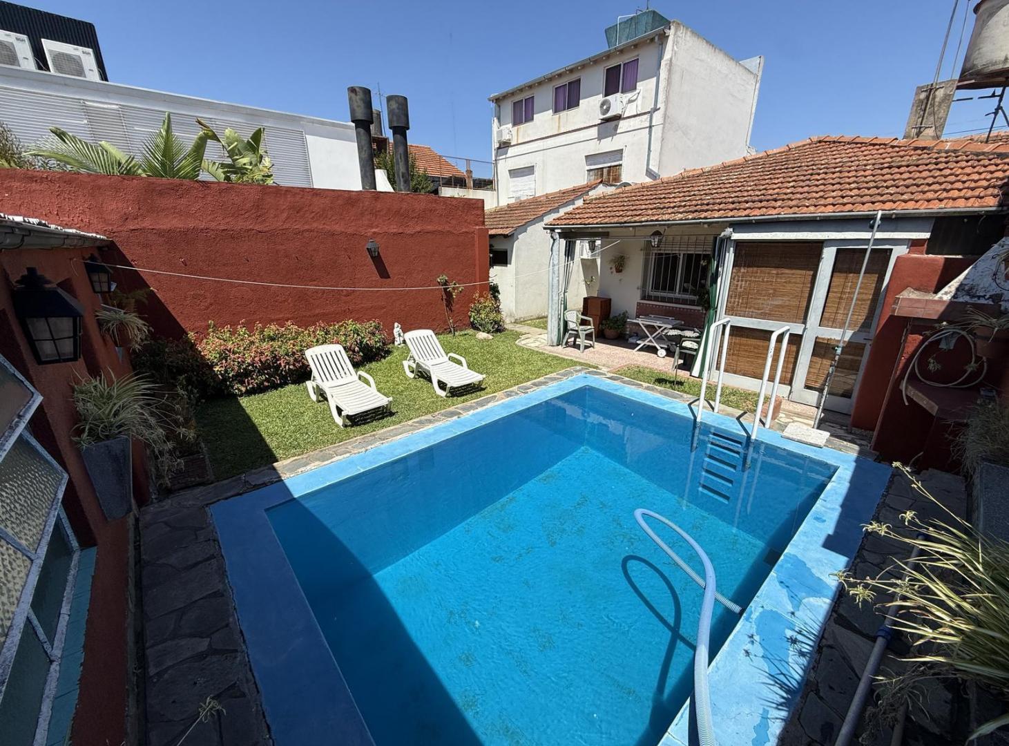 VENTA CASA 4 AMBIENTES EN UNA SOLA PLANTA CON PILETA Y JARDIN EN MARTINEZ