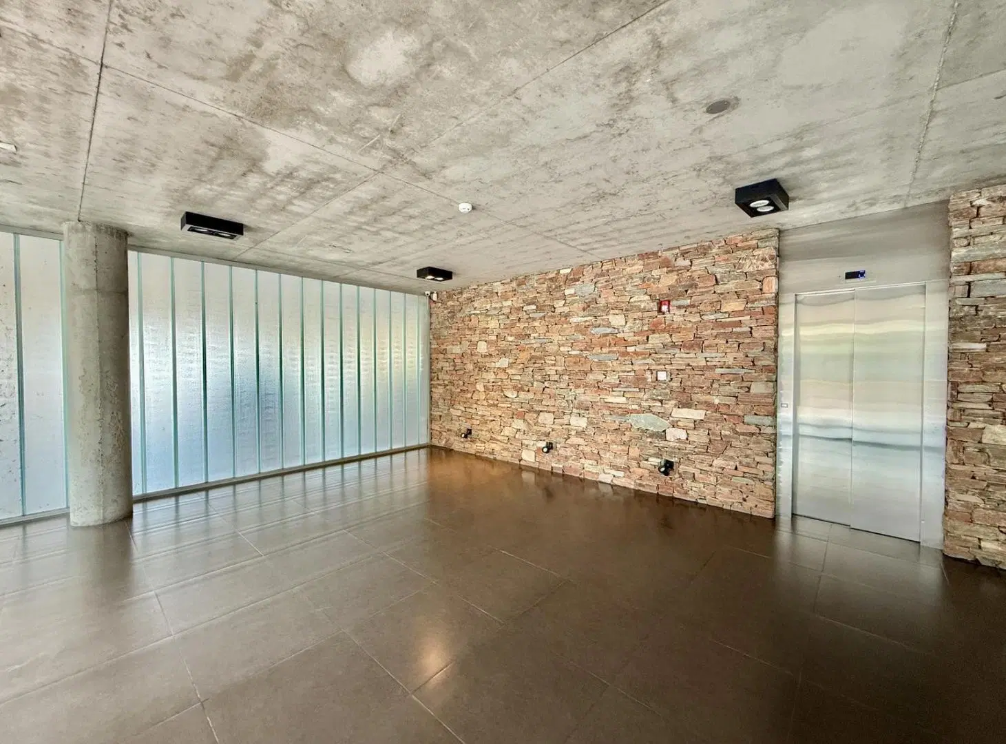 Excelente Oficina en alquiler sobre Uruguay al 2500 de 123 m2 . 3