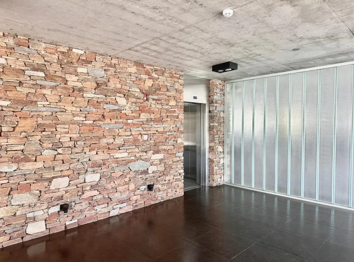 Excelente Oficina en alquiler sobre Uruguay al 2500 de 123 m2 . 2