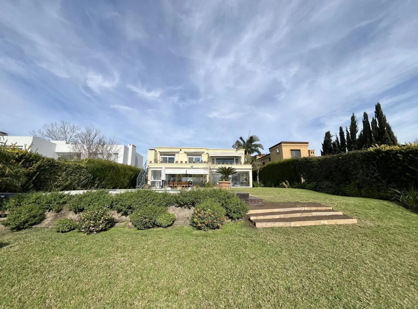 Importante Casa a la Laguna - Barrio Privado Santa Barbara 8