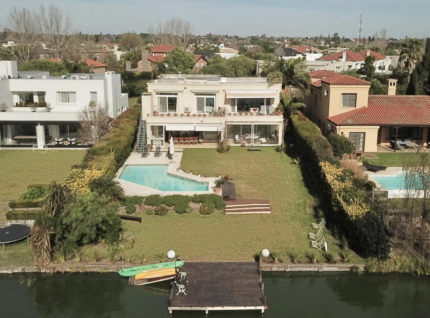 Importante Casa a la Laguna - Barrio Privado Santa Barbara 2