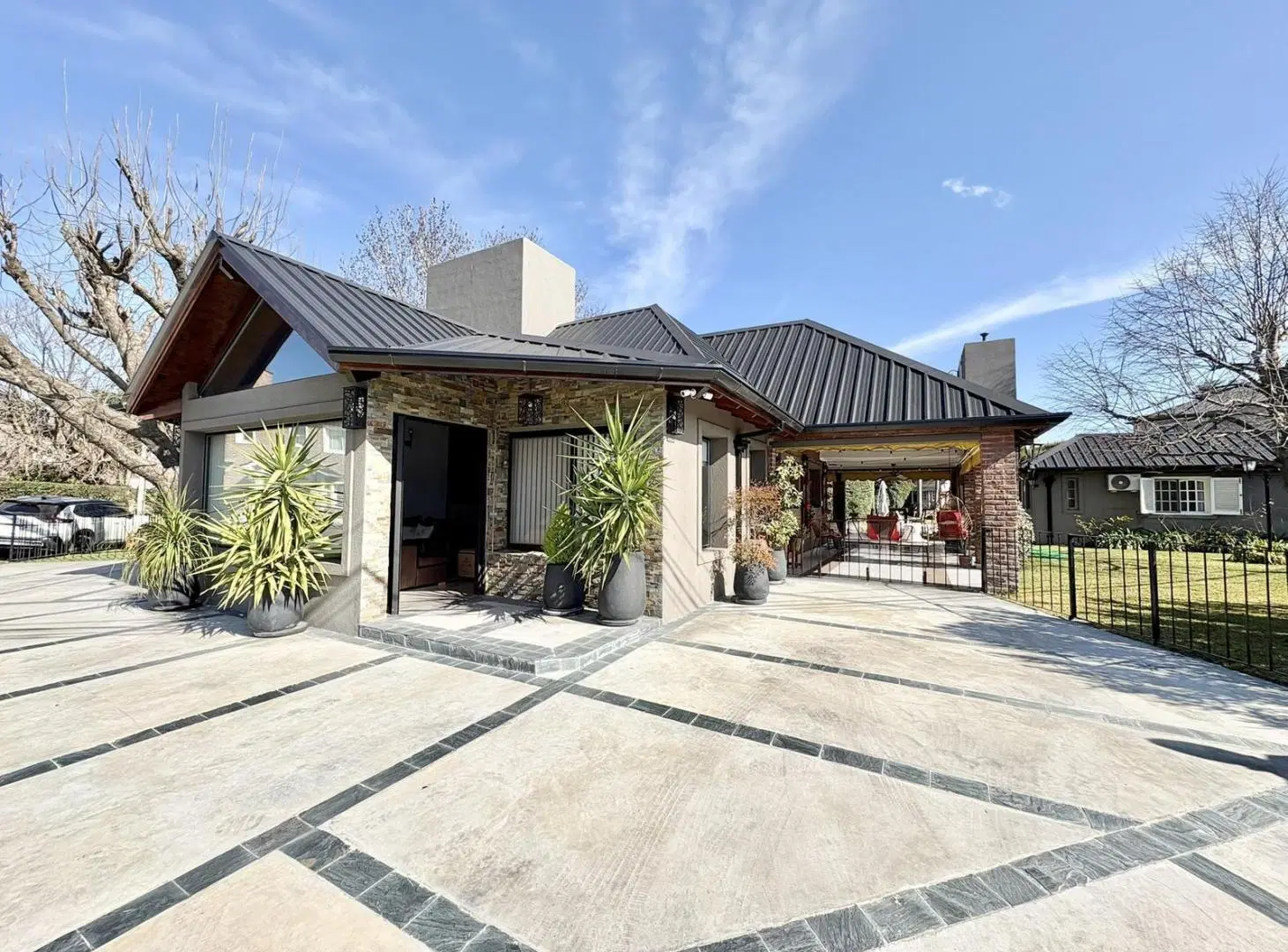 Moderna y exclusiva casa en venta en Country Club Banco Provincia 4