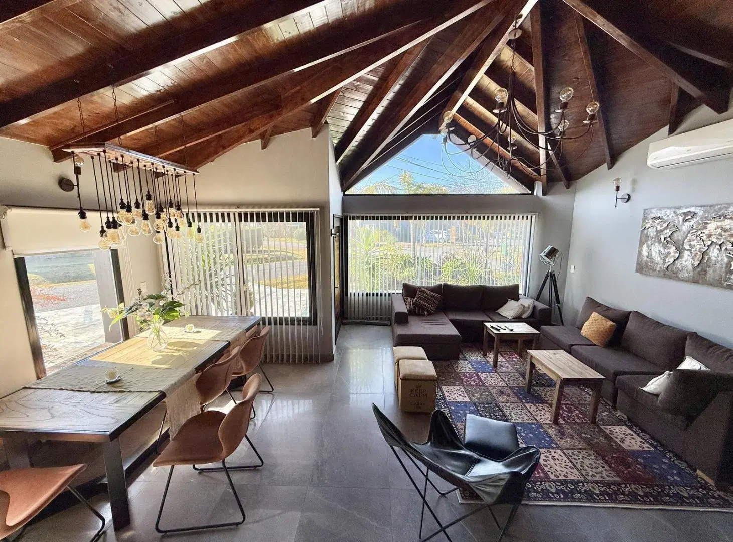 Moderna y exclusiva casa en venta en Country Club Banco Provincia 2