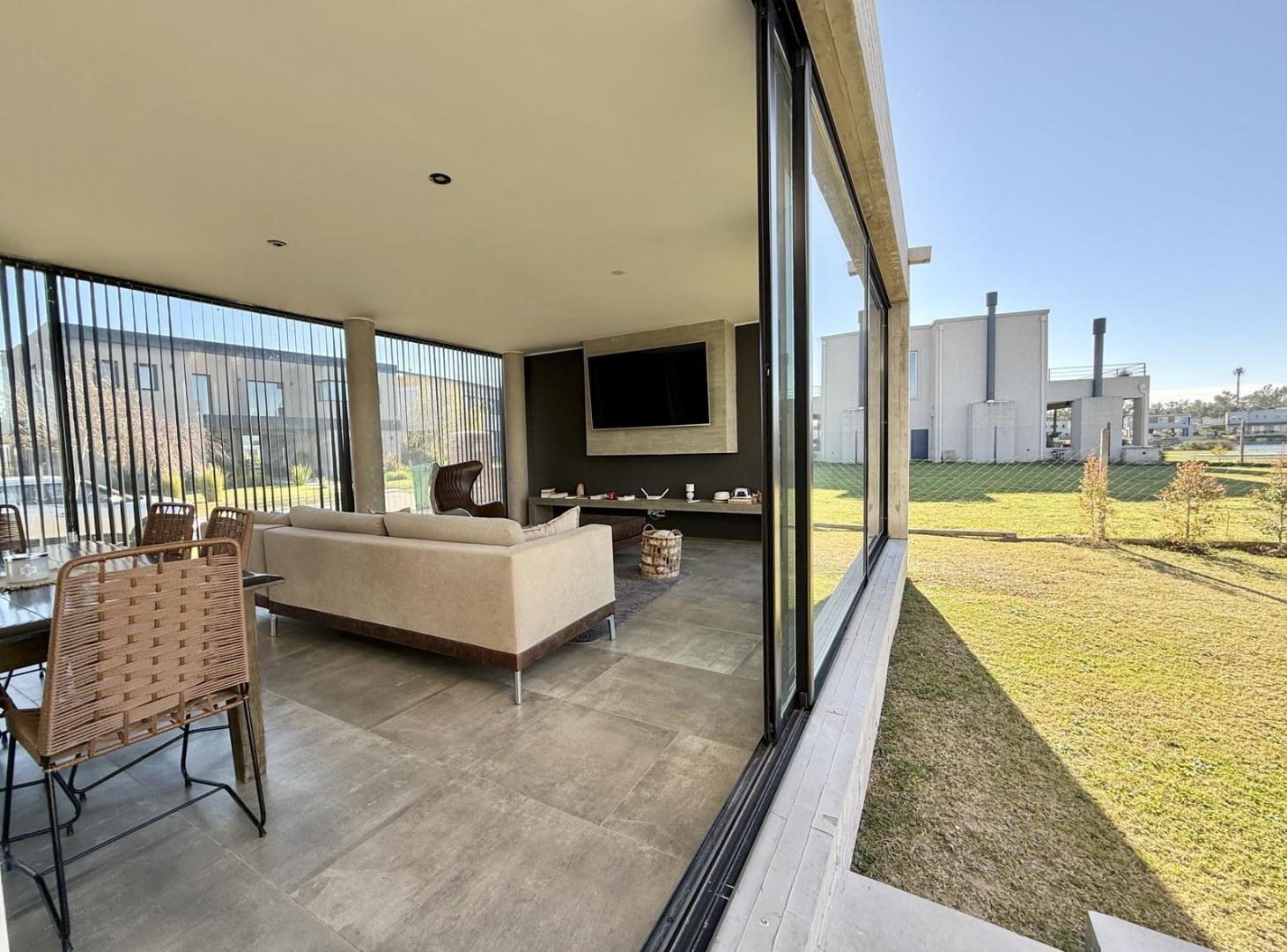 Moderna e Impecable Casa a la Venta en Barrio Cerrado Santa Ana, Villanueva
