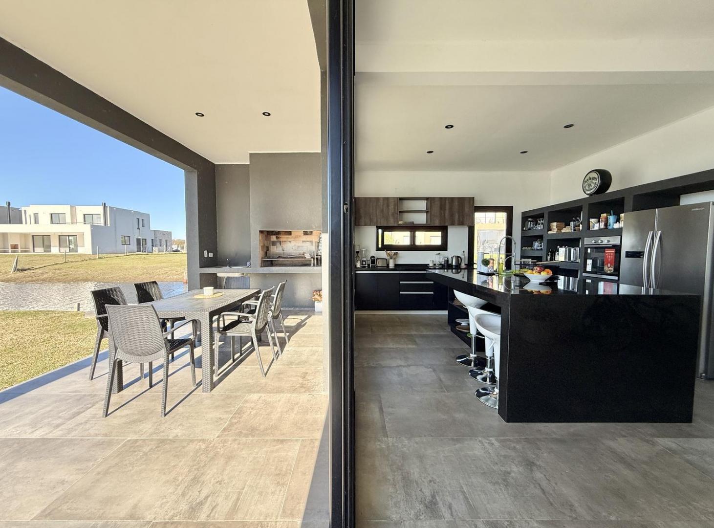 Moderna e Impecable Casa a la Venta en Barrio Cerrado Santa Ana, Villanueva