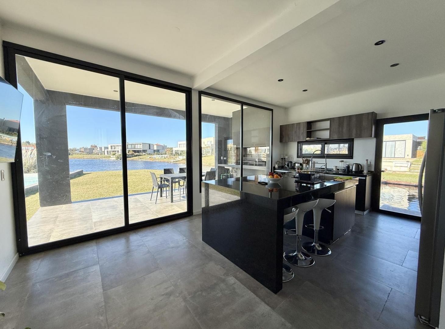 Moderna e Impecable Casa a la Venta en Barrio Cerrado Santa Ana, Villanueva