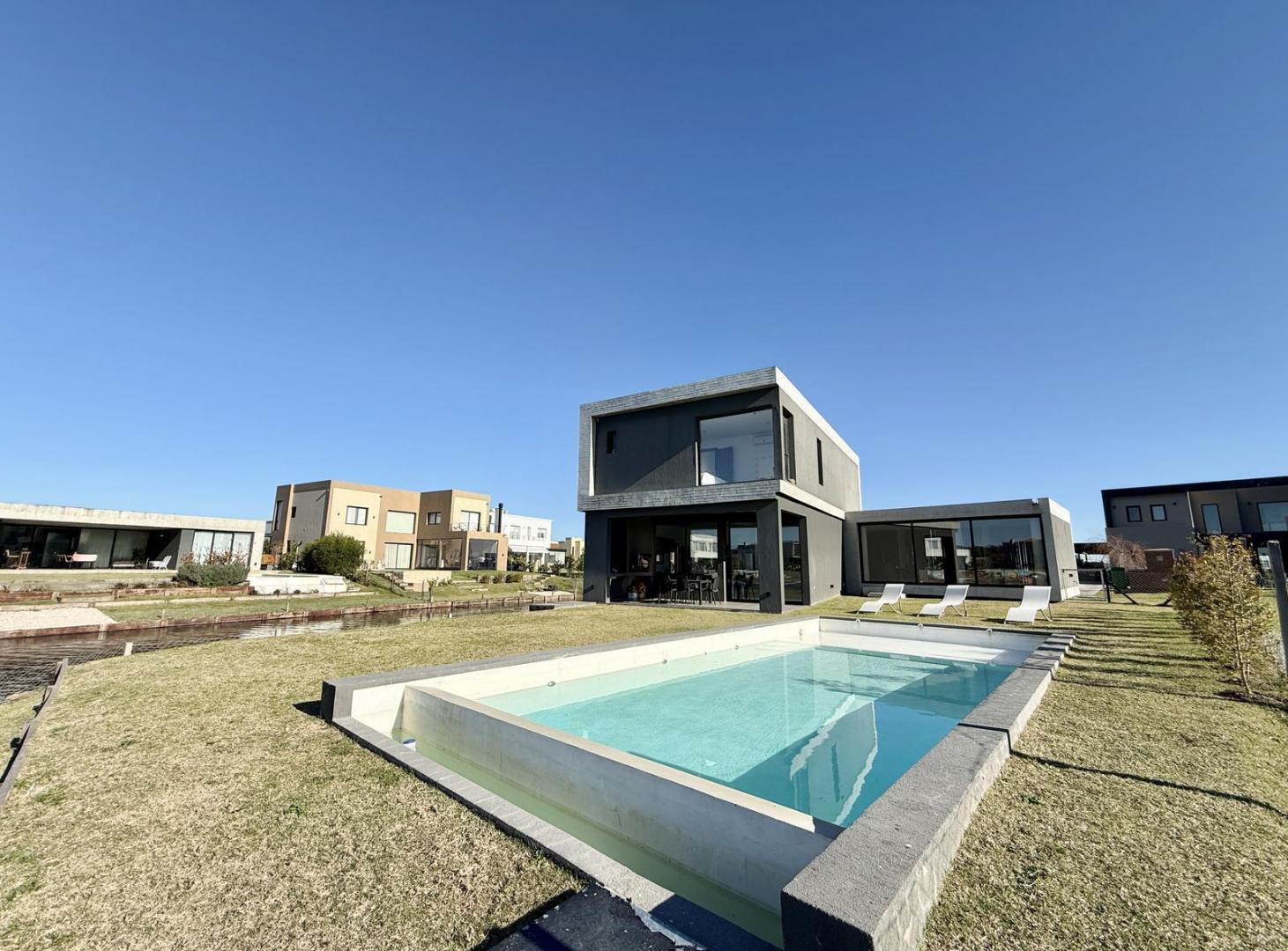 Moderna e Impecable Casa a la Venta en Barrio Cerrado Santa Ana, Villanueva