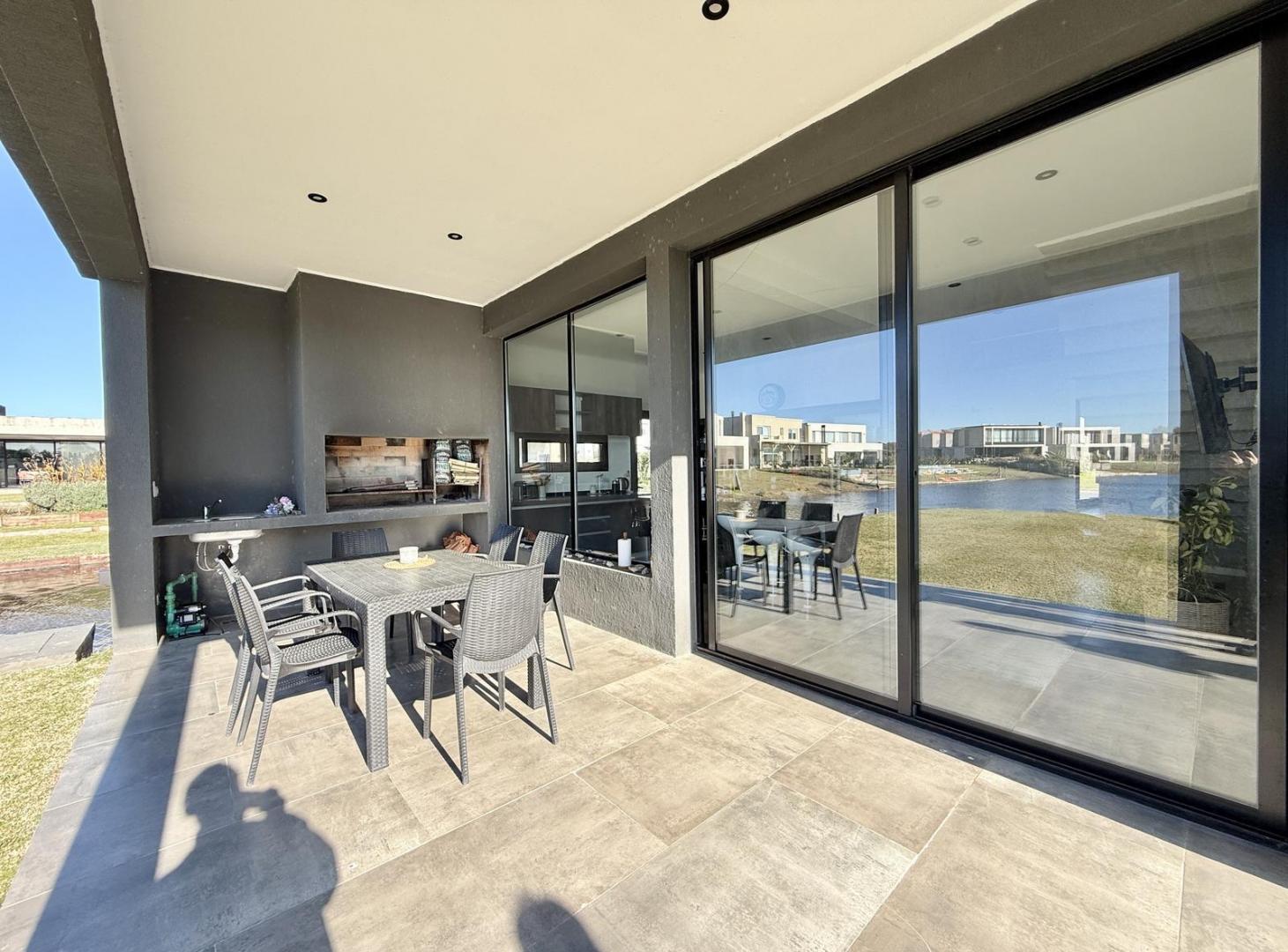 Moderna e Impecable Casa a la Venta en Barrio Cerrado Santa Ana, Villanueva
