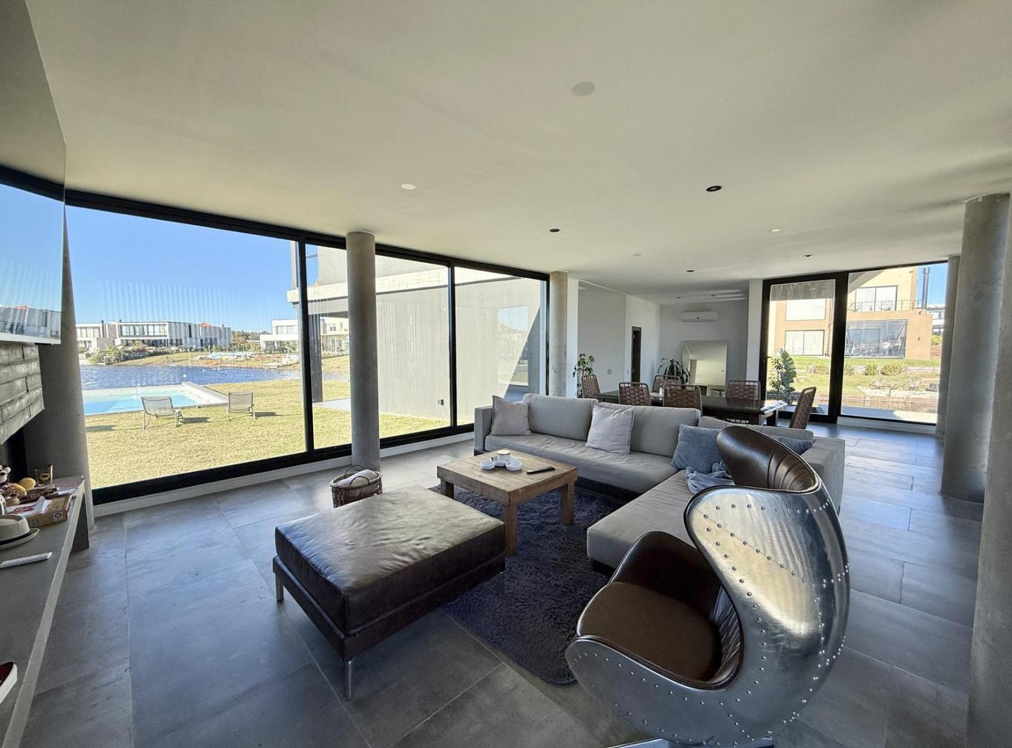 Moderna e Impecable Casa a la Venta en Barrio Cerrado Santa Ana, Villanueva