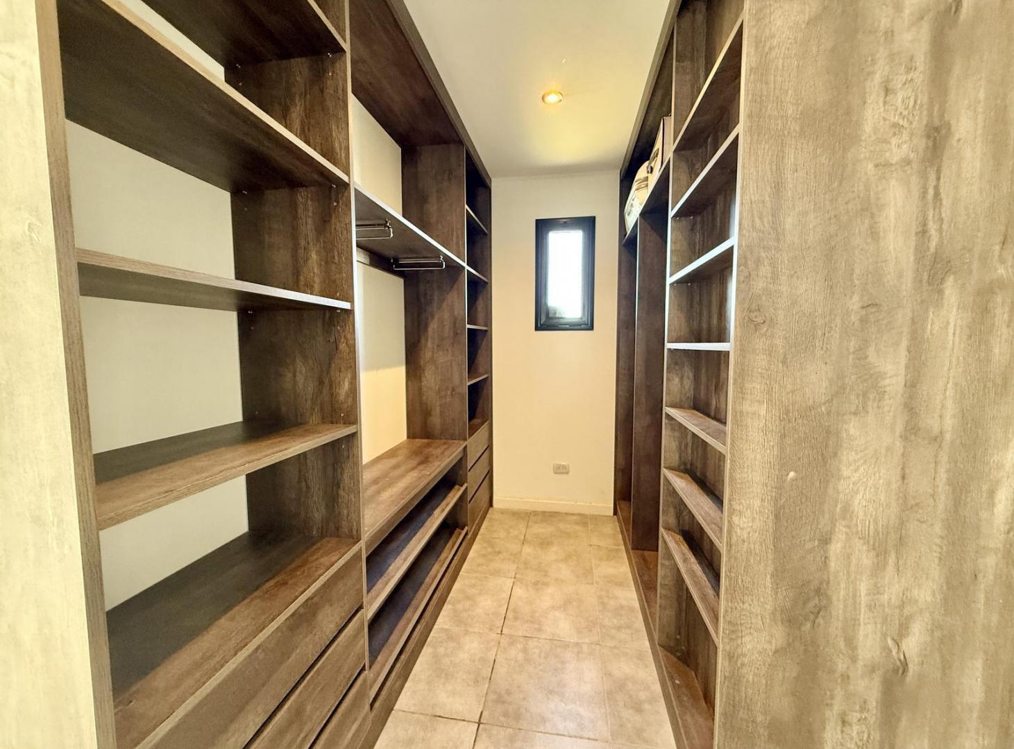 Moderna e Impecable Casa a la Venta en Barrio Cerrado Santa Ana, Villanueva