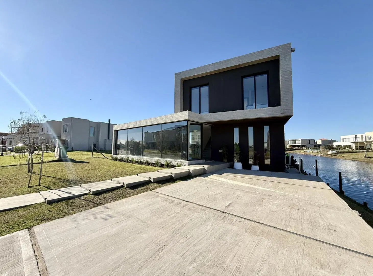 Moderna e Impecable Casa a la Venta en Barrio Cerrado Santa Ana, Villanueva 2