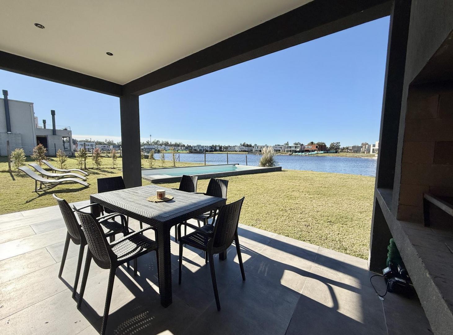Moderna e Impecable Casa a la Venta en Barrio Cerrado Santa Ana, Villanueva