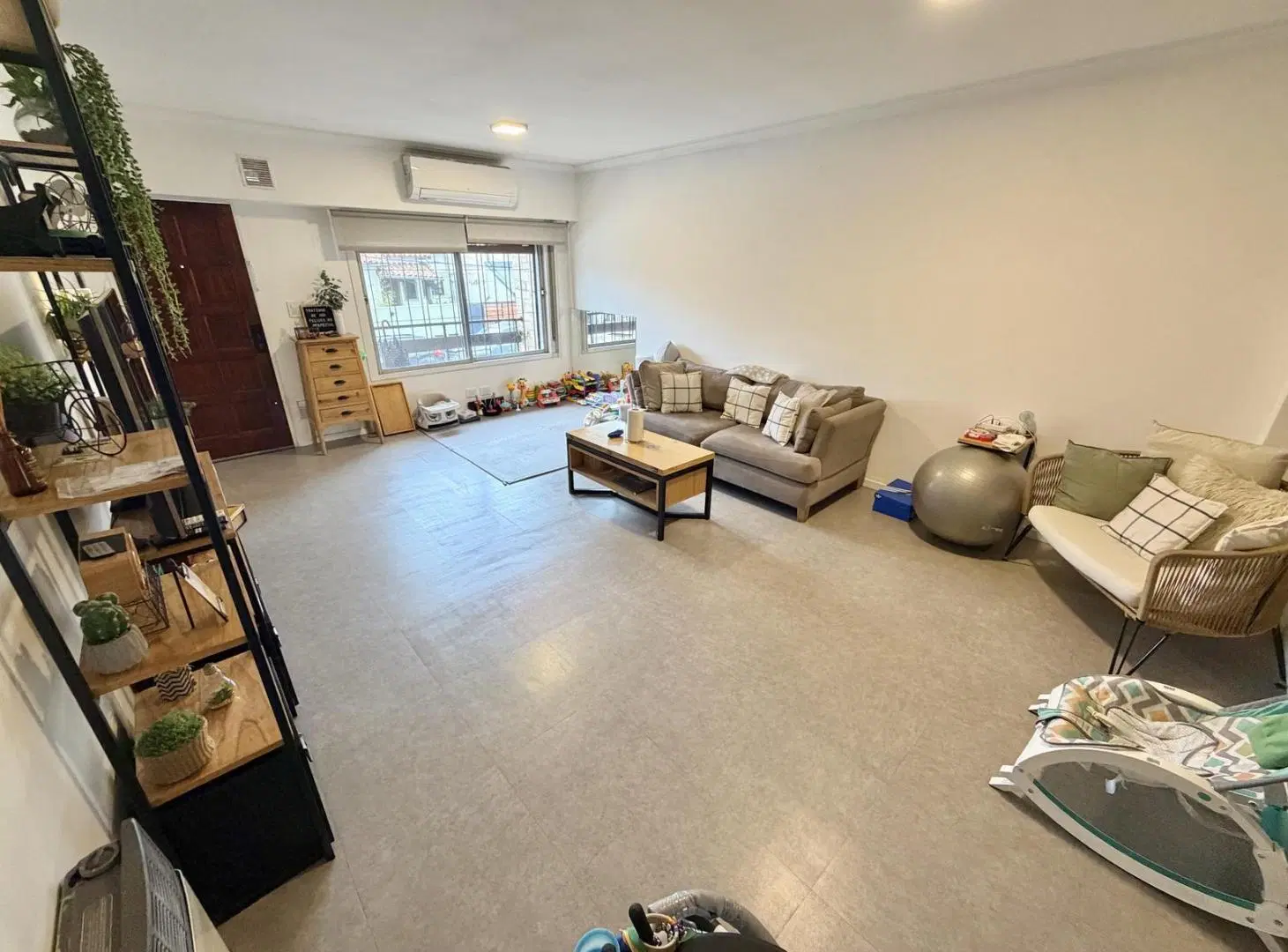 Exelente Triplex en Alquiler de 3 ambientes con parrilla y cochera en OLIVOS 4