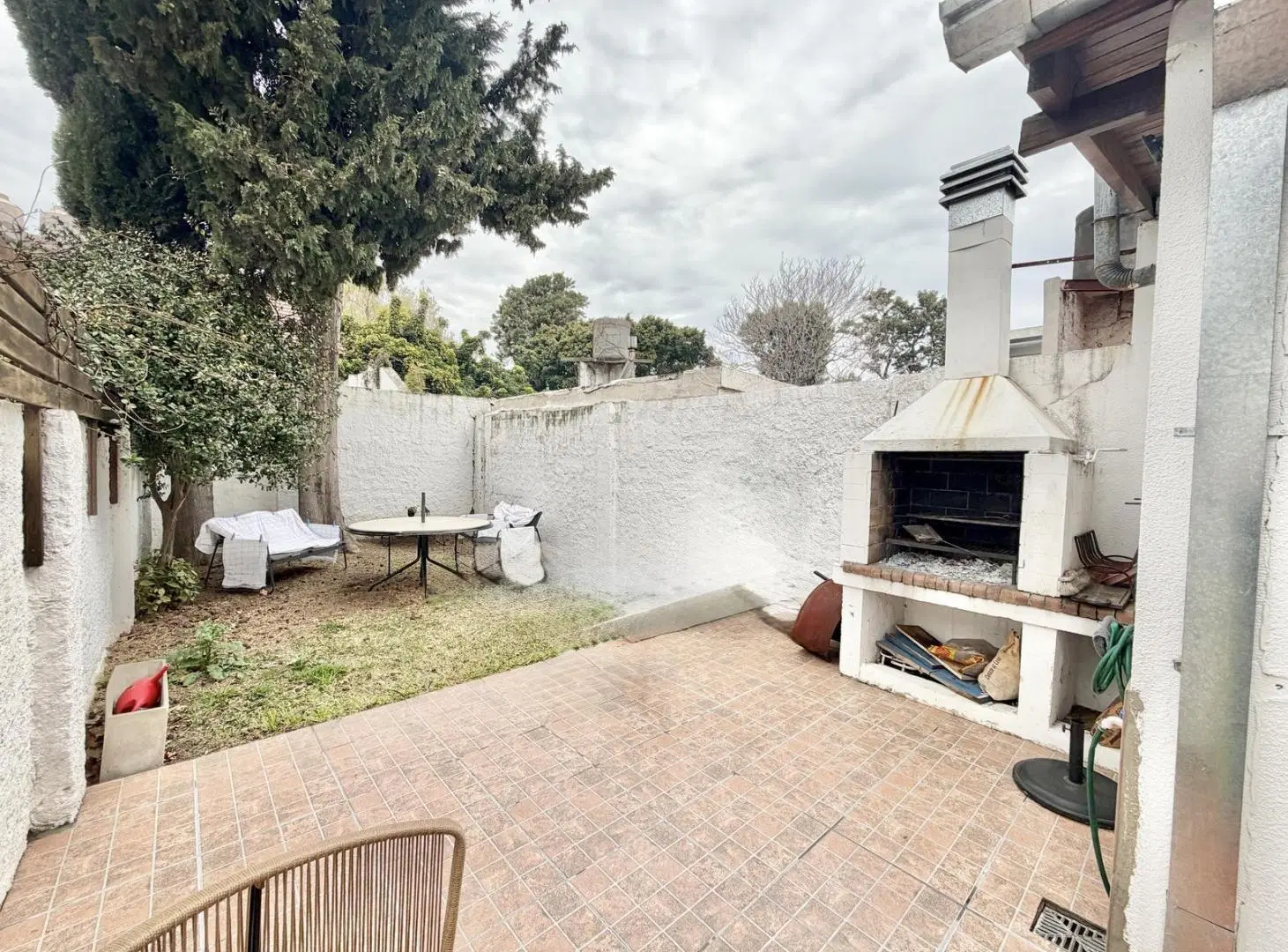 Exelente Triplex en Alquiler de 3 ambientes con parrilla y cochera en OLIVOS 2