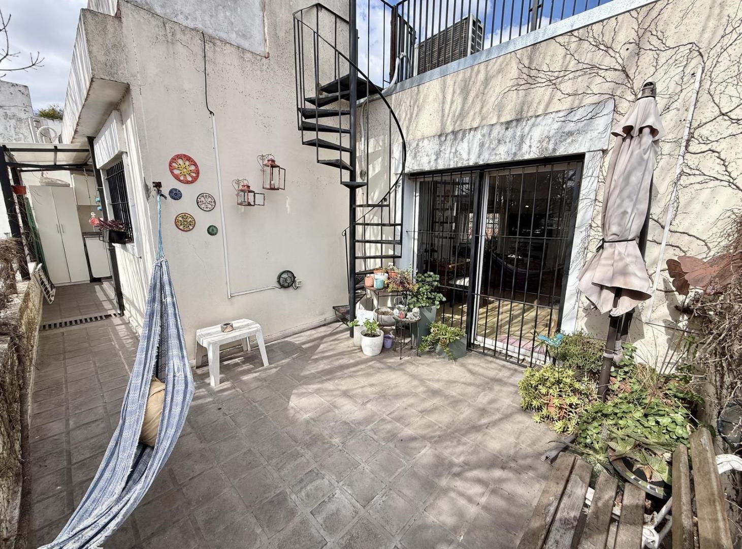 Foto de PH 3 ambientes con terraza y parrilla propia en venta en Martinez, imagen 1