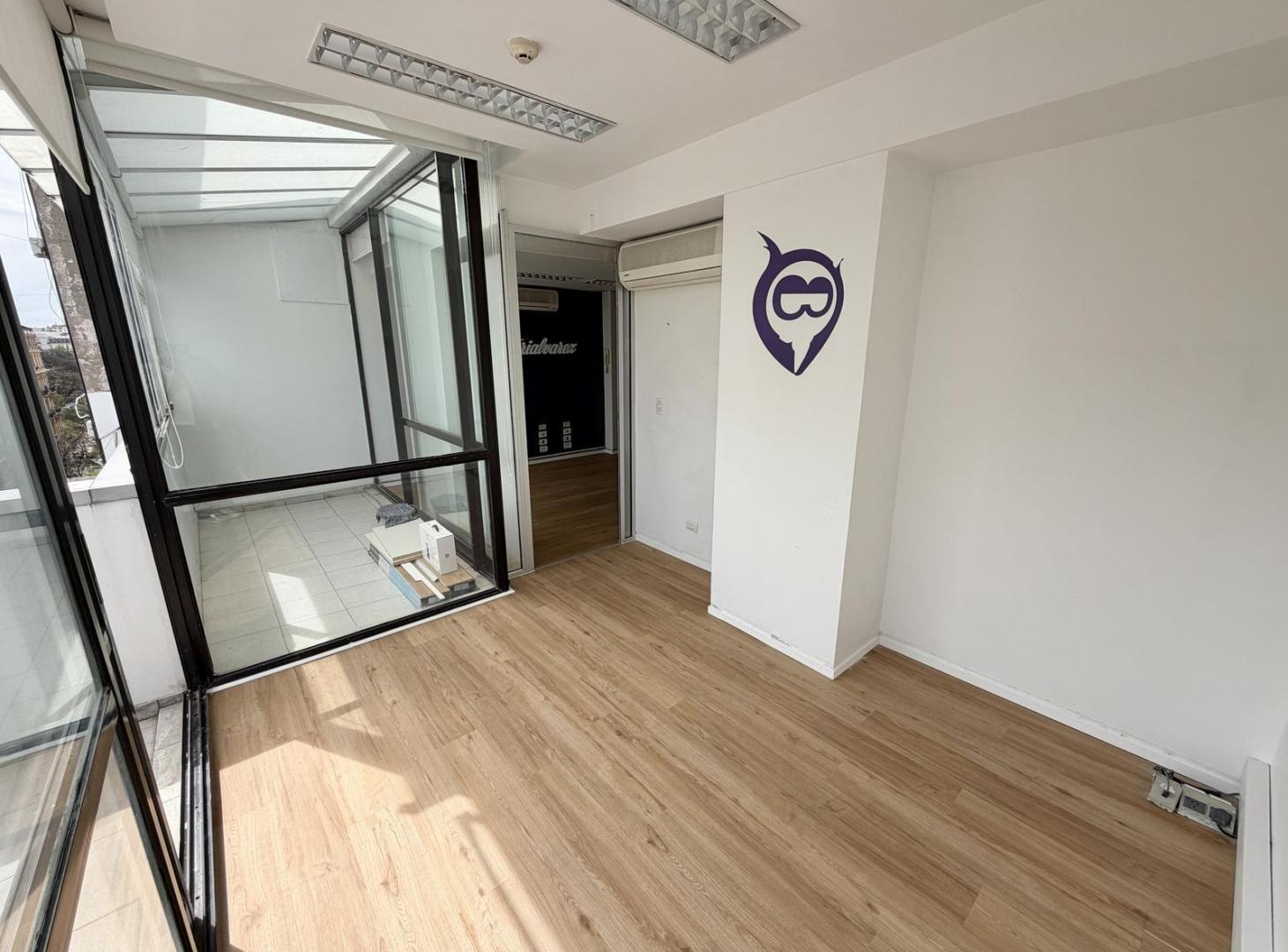 Foto de Oficina en alquiler con tres balcones - Recoleta - Piso Alto, imagen 3