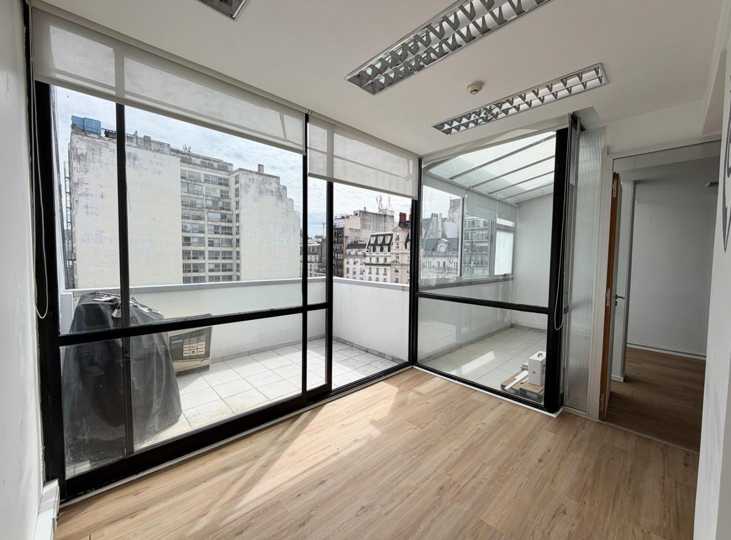 Foto de Oficina en alquiler con tres balcones - Recoleta - Piso Alto, imagen 2