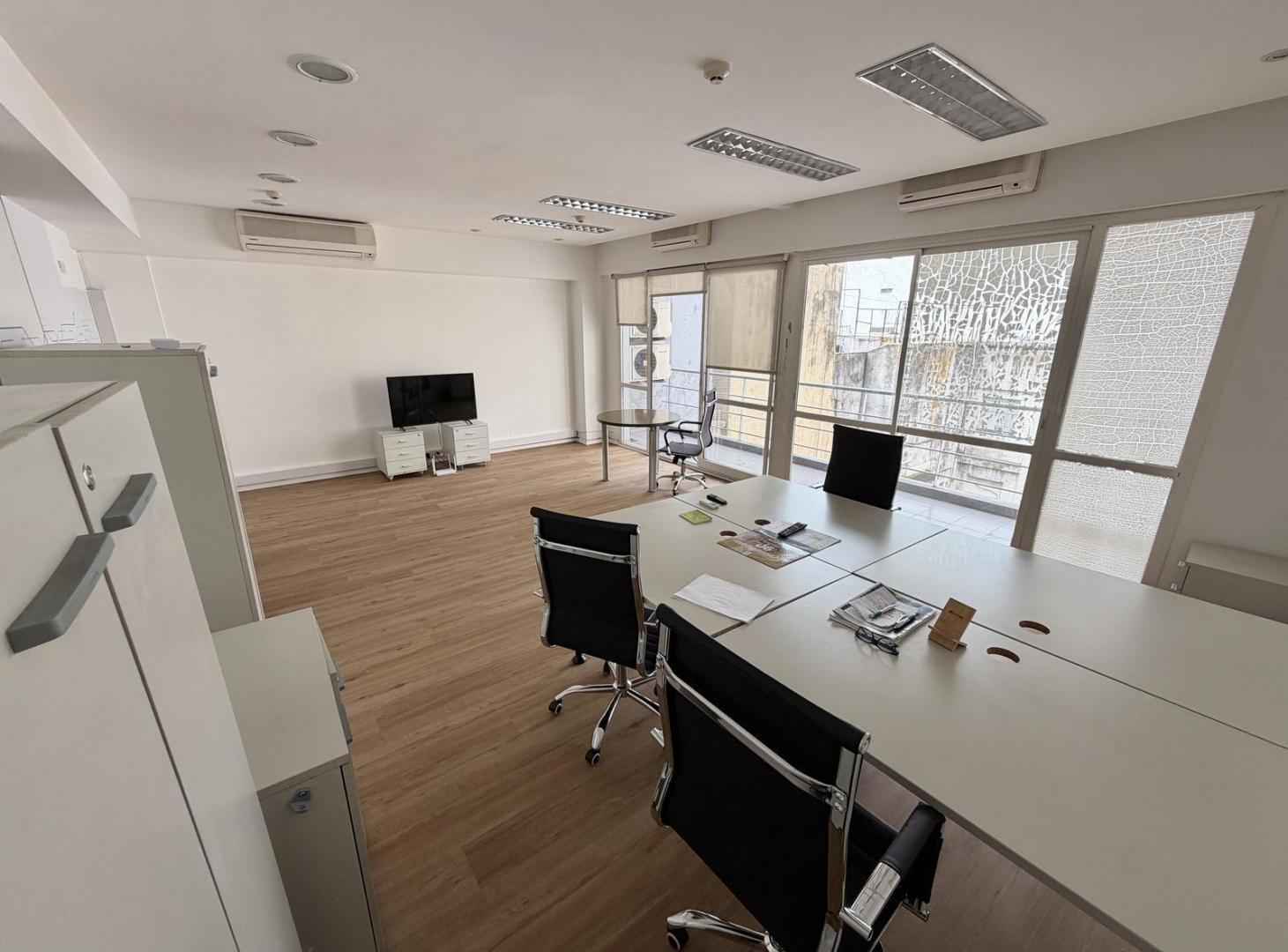 Foto de Oficina en alquiler con tres balcones - Recoleta - Piso Alto, imagen 5