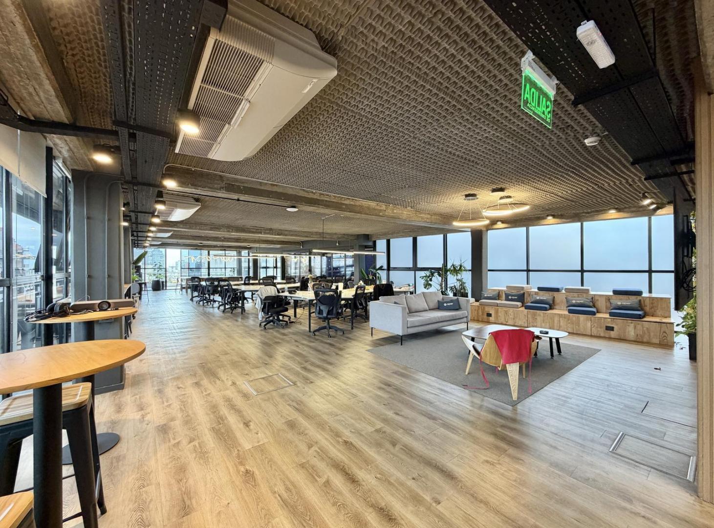 Foto de Amplia oficina en alquiler con terraza y parrilla privada | Piso Alto |, imagen 1