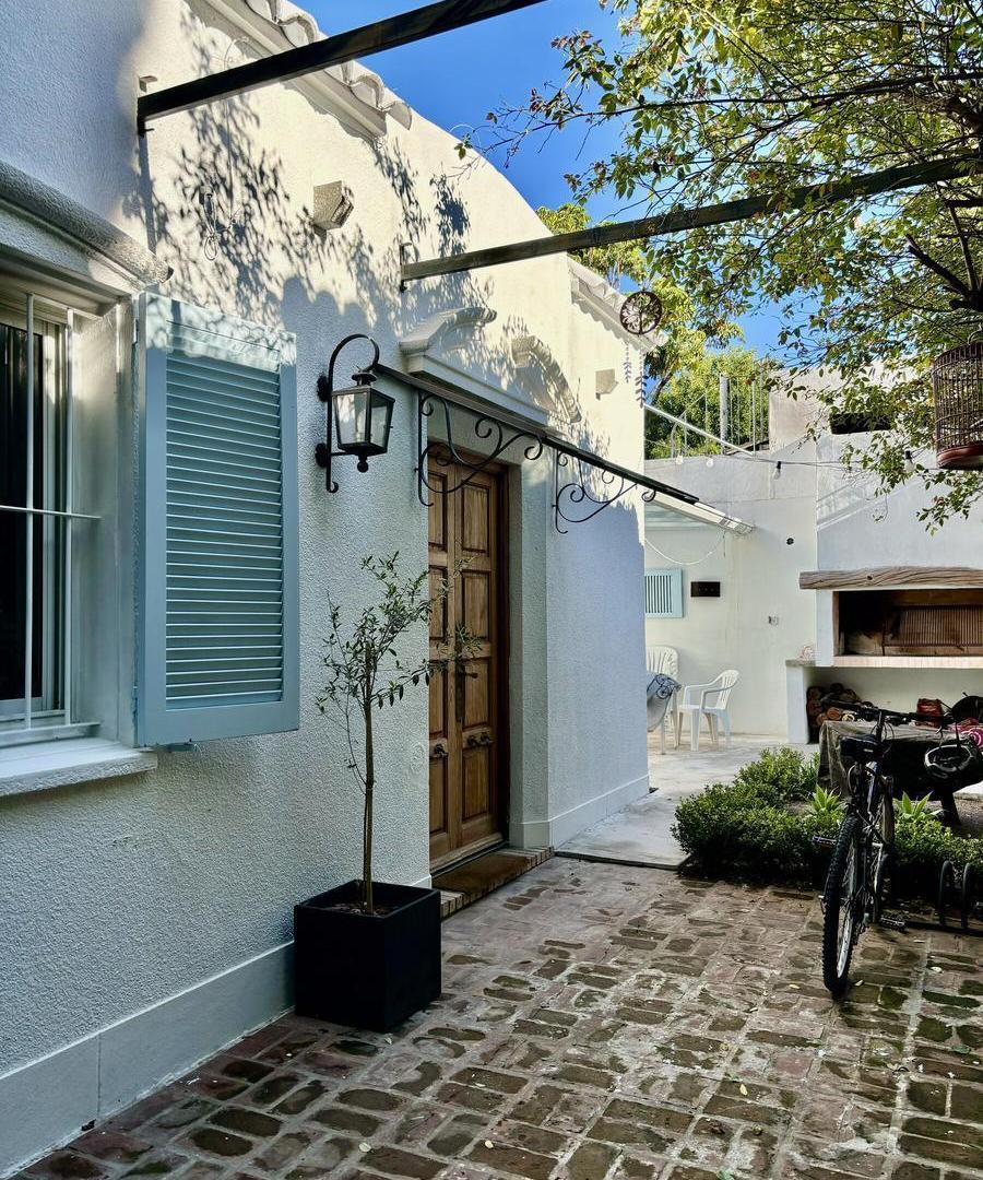Foto de Casa 3 ambientes en Béccar con jardín, galería y parrilla – Renovada, imagen 1