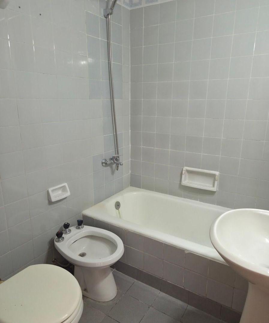 Foto de SE VENDE DEPTO 2 AMB MUY LUMINOSO. MUY BUEN ESTADO Y EXCELENTE UBICACION, imagen 2