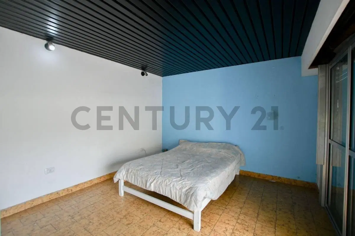 CASA de 2 dormitorios a refaccionar + Duplex de 1 dormitorio 4