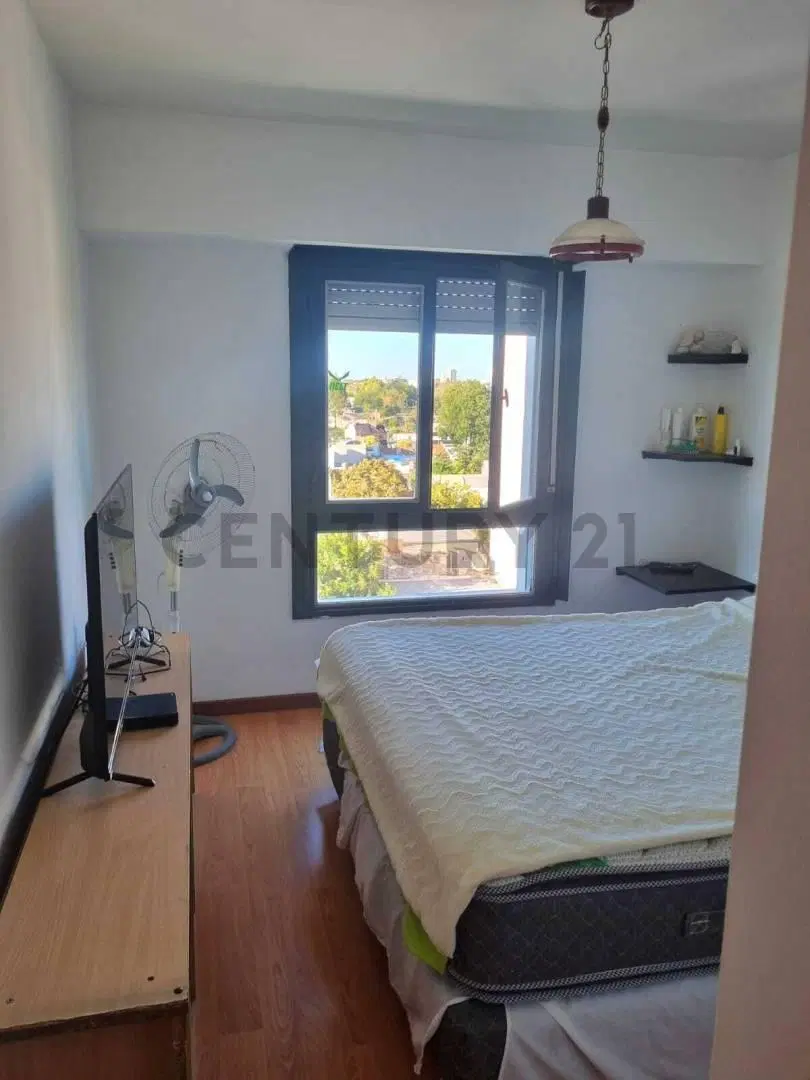 Departamento de 2 dormitorios, cochera y terraza propia en el casco. 3