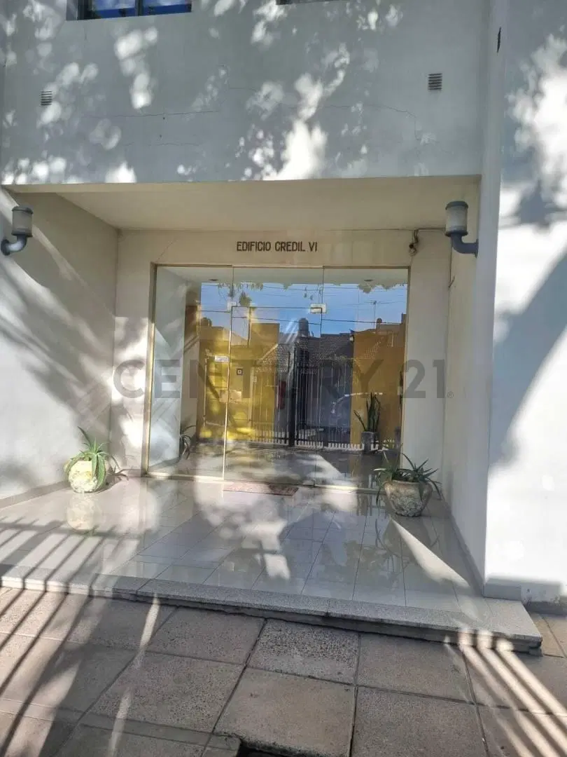Departamento de 2 dormitorios, cochera y terraza propia en el casco. 5