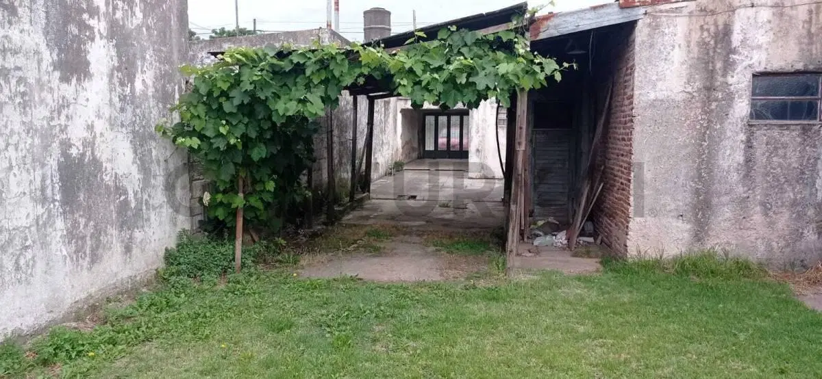 Casa a refaccionar sobre lote de 10 x 40m 2