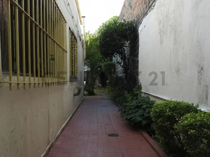 Casa con departamento independiente y local en Venta 3