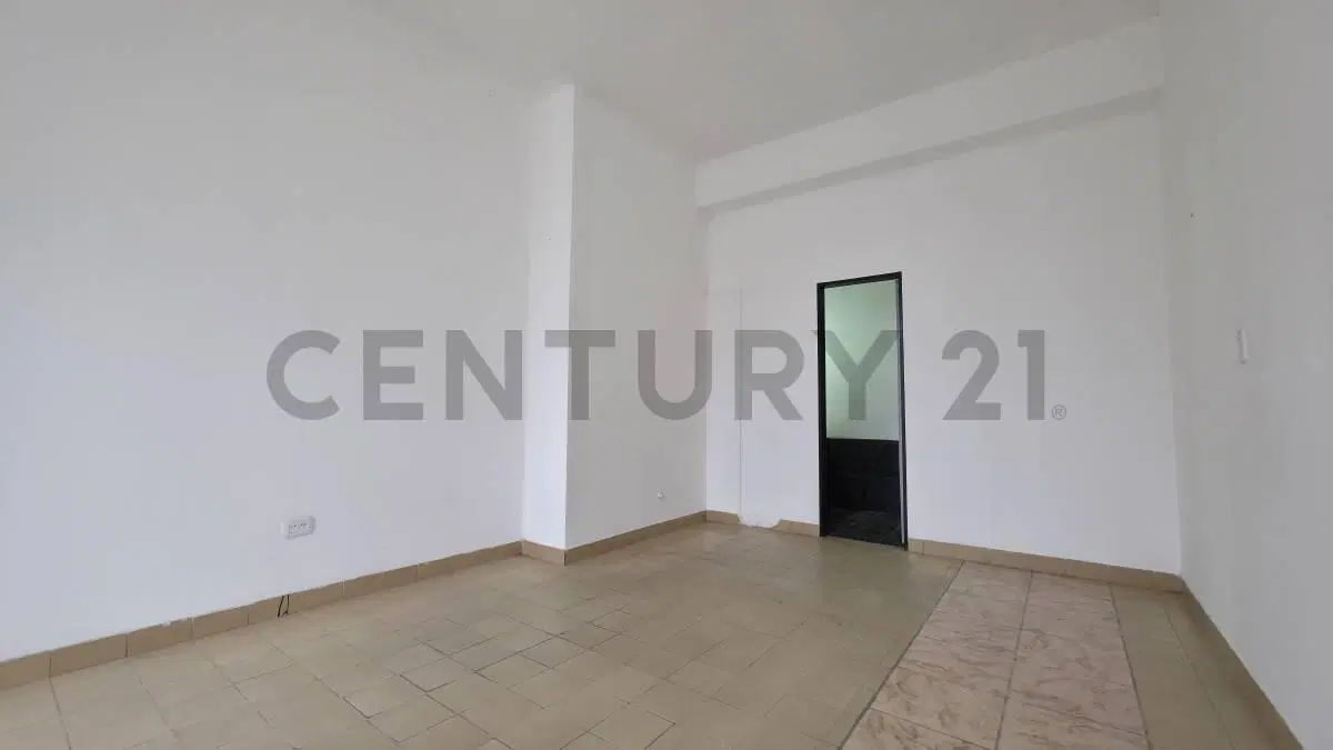 Alquiler de local comercial en LOS HORNOS a metros de Avenida 66 4