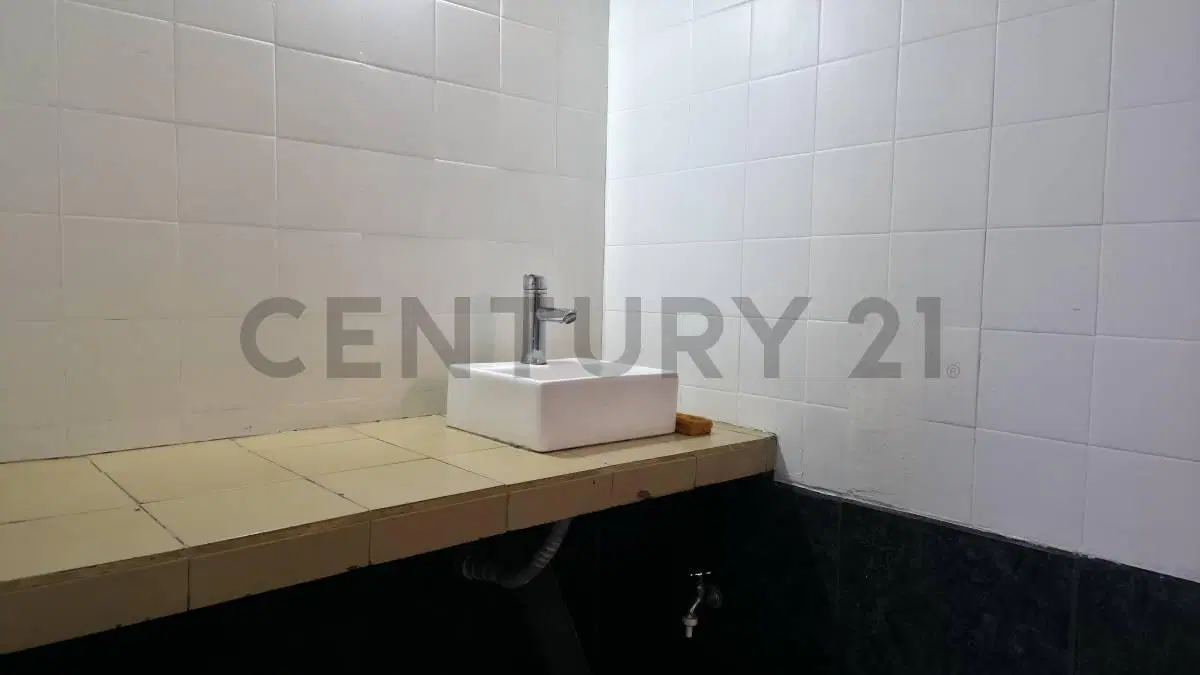 Alquiler de local comercial en LOS HORNOS a metros de Avenida 66 8