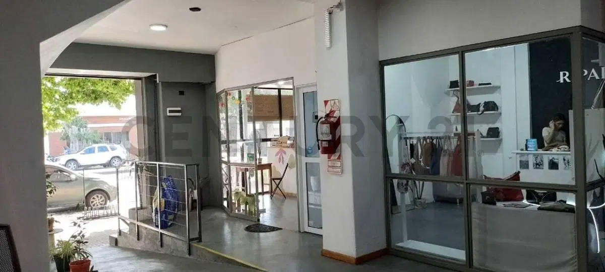 OPORTUNIDAD ÚNICA | Local sobre Av. 7 frente a Plaza Olazábal | 255 m² | Vidriera | Acceso discapaci 3