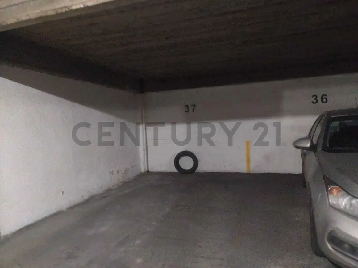 Cochera cubierta en venta a metros de Plaza Moreno – Seguridad y excelente ubicación 3