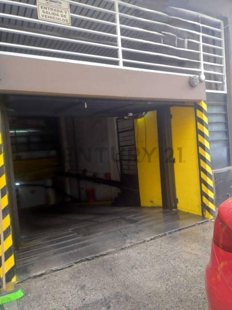 Cochera cubierta en venta a metros de Plaza Moreno – Seguridad y excelente ubicación