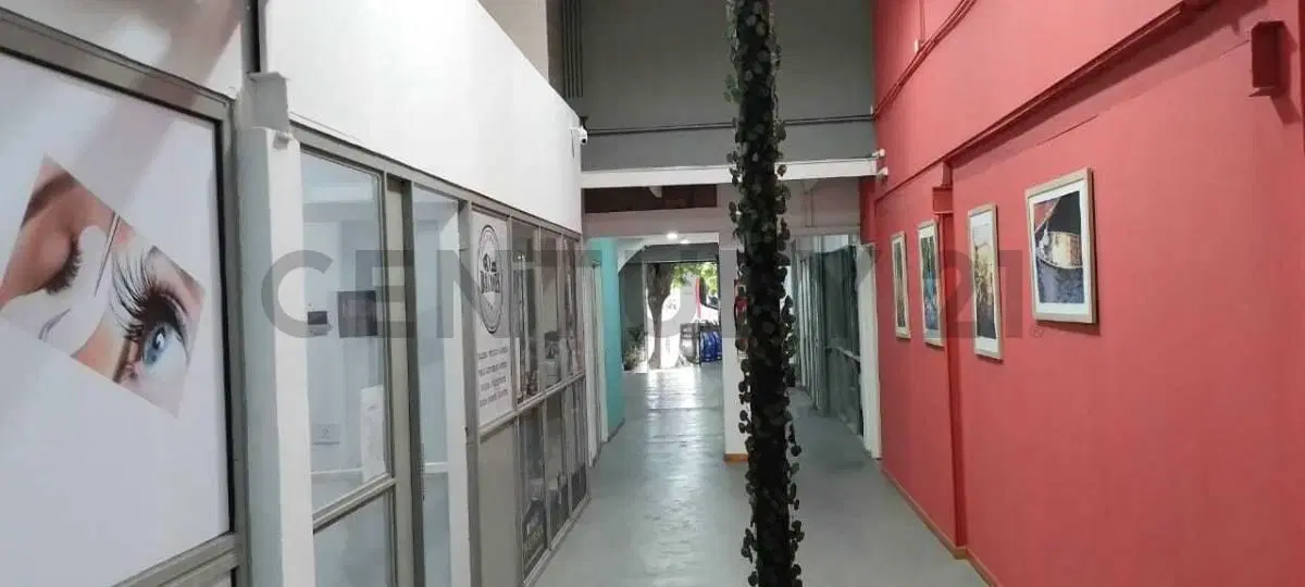 ALQUILER LOCAL sobre Av. 7 frente a Plaza Olazábal | 255 m² | Vidriera | 3