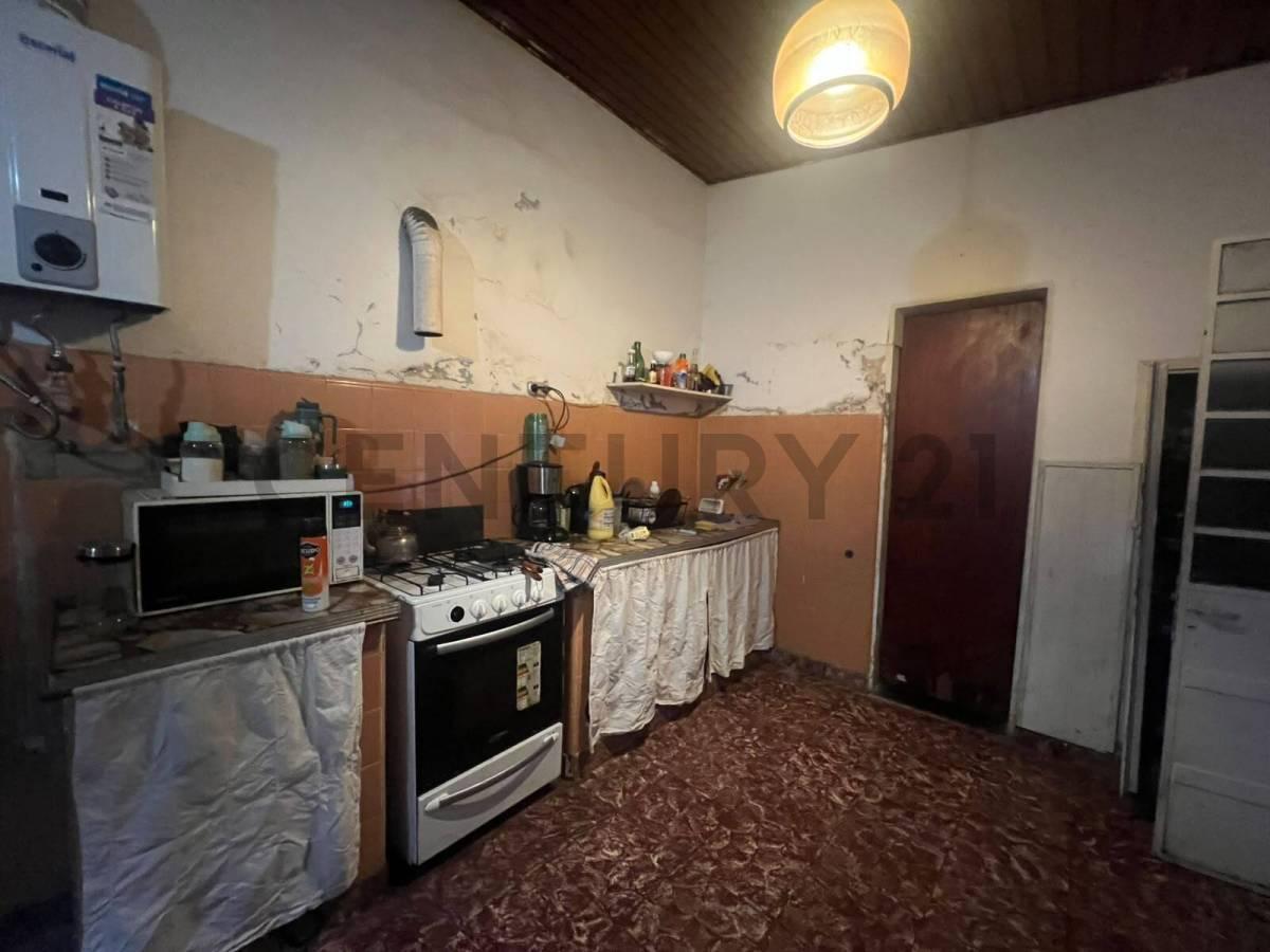 Foto de CASA EN VENTA TRES DORMITORIOS PARQUE Y COCHERA, imagen 2