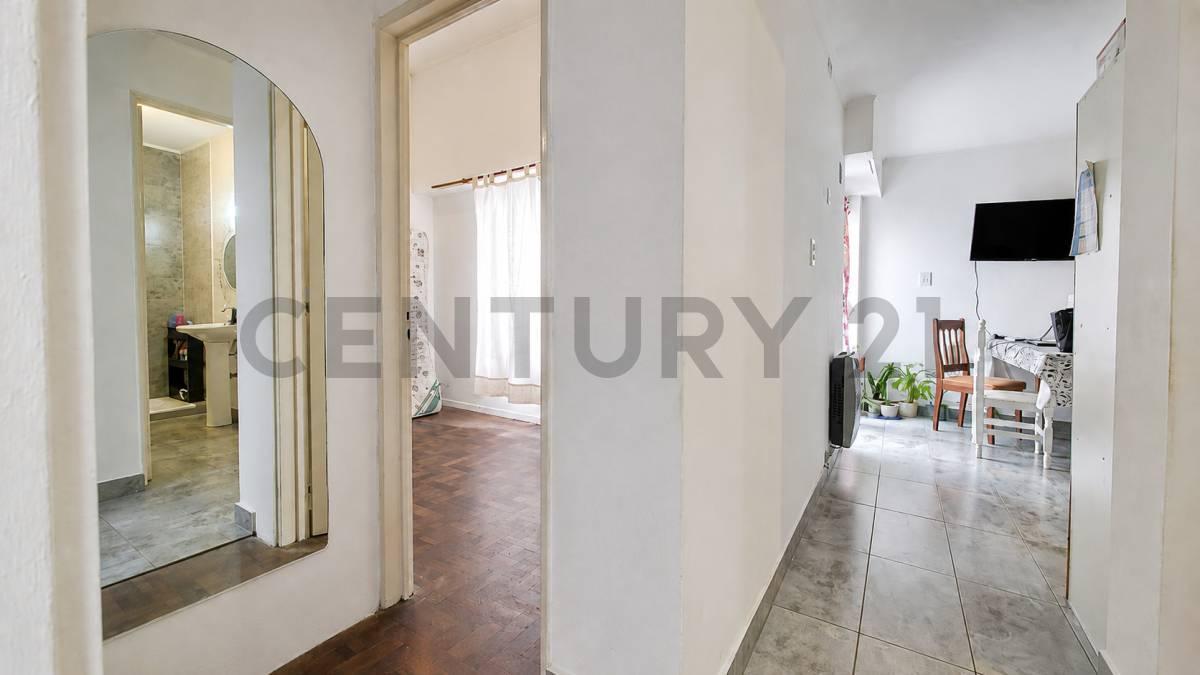 Foto de VENTA de Departamento en Planta Baja con 2 dormitorios y patio - LA, imagen 2