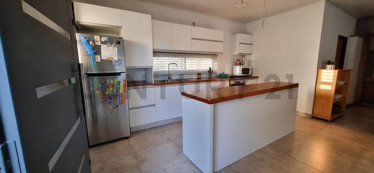Foto de Moderna casa de 1 dormitorio con gran parque y parrilla sobre lote de, imagen 4